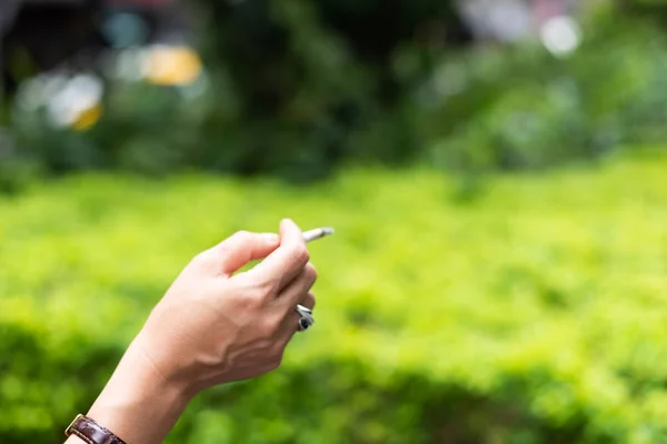 Vrouw roken in het openbaar — Stockfoto