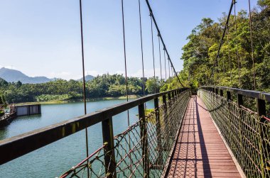 Toushe Reservoi 'de asma köprüsü olan gölet