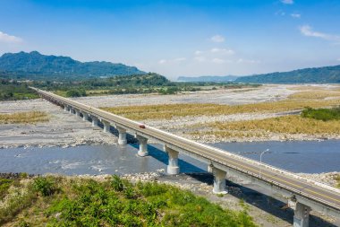 Altından miscanthus ile nehir üzerinde köprü