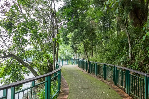 Landschap van pad op de beroemde Sun Moon Lake — Stockfoto