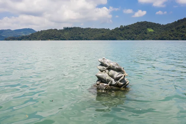 Nove pile di statue di rane nel lago Sun Moon — Foto Stock