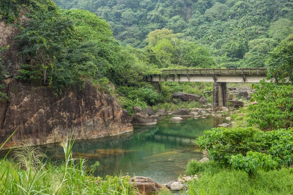 Velha ponte de pedra abandonada — Fotografia de Stock