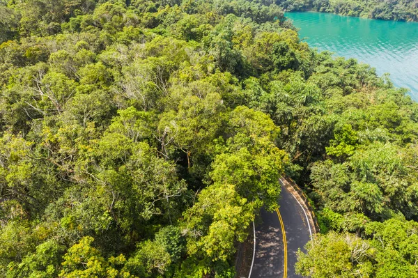 Droga w lesie z łodzi w Sun Moon Lake — Zdjęcie stockowe