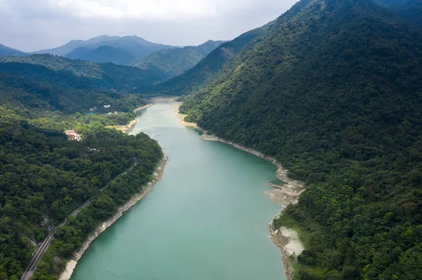 明潭水库湖边有树木的道路 — 图库照片