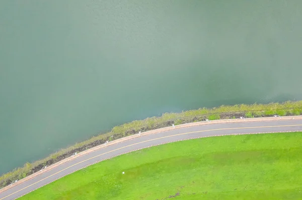 Göl e yakınındaki otlak ile yol manzara — Stok fotoğraf