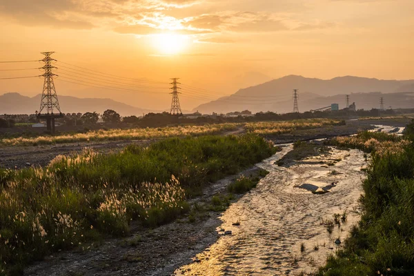 Coucher de soleil urbain avec tour électronique — Photo