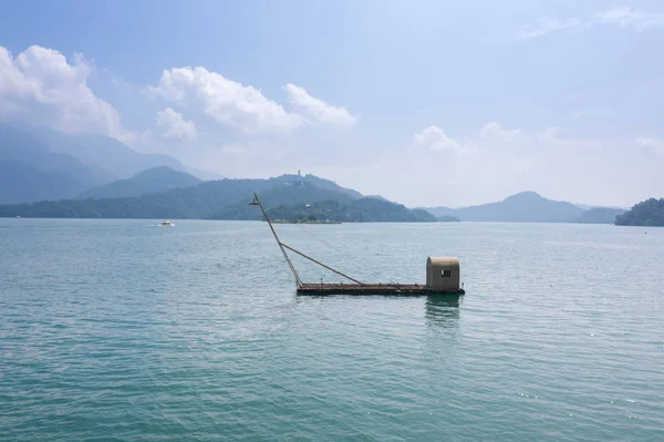 Landscape of fishing boat over lake — Stock Photo, Image