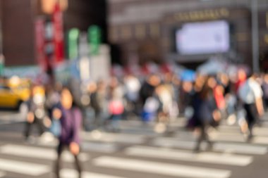 bulanık soyut insanlar ve araba şehir merkezinde taşındı