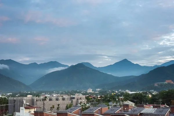 Paisaje urbano con montañas en Puli —  Fotos de Stock
