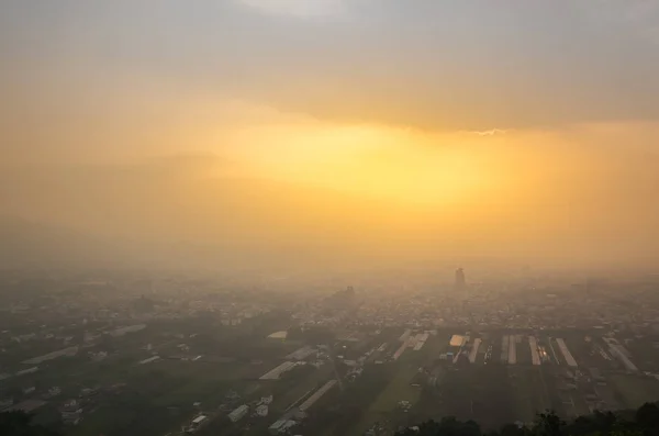 Solnedgång stadsbild av Puli stad — Stockfoto