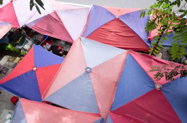 geleneksel pazarda büyük şemsiye üst görünümü
