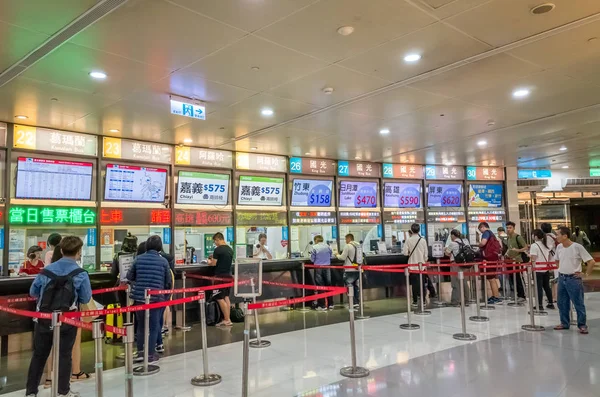 Lidé kupují lístky v Taipei, meziměstské autobusové nádraží v Taipe — Stock fotografie