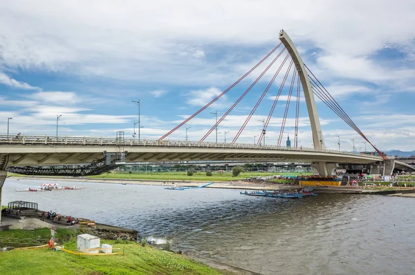 Stadtbild mit Brücke mit Fluss unter Himmel — Stockfoto