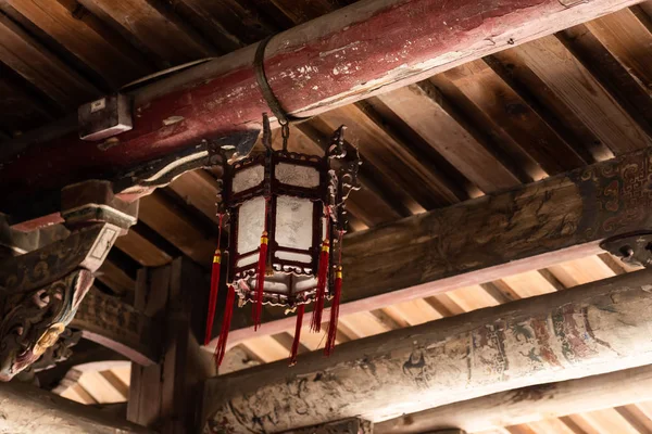 Lanternas de madeira no famoso antigo templo de Lung-shan — Fotografia de Stock