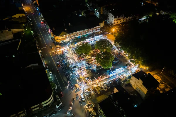 Вид с воздуха на ночной рынок Шурен в городе Пули — стоковое фото