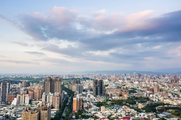 Stadtbild der Stadt Taichung mit Wolkenkratzern — Stockfoto