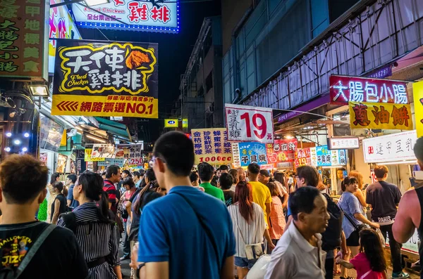 Fengchia Nachtmarkt war bei Touristen und Einheimischen beliebt — Stockfoto