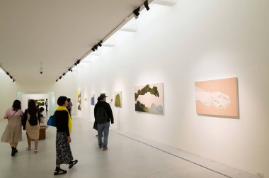 Taipei Güzel Sanatlar Müzesi 'ndeki insanlar