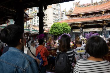 Lungshan tapınağında dua eden insanlar.