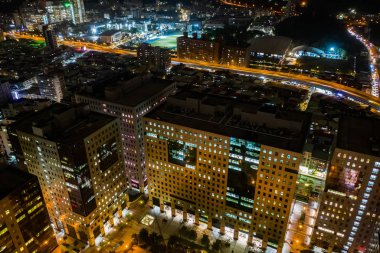 Gökdelenler ve binalarla gece sahnesi
