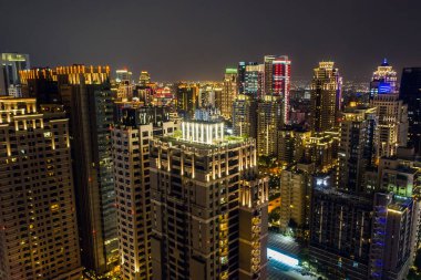 Taichung şehrinin gökdelenli gece manzarası