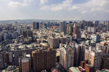 Taichung şehrinin gökdelenleri ve mavi gökyüzü