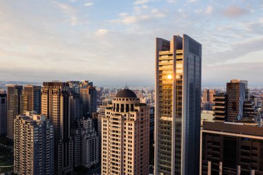 Taichung şehrinin günbatımı gökdelenleri ile