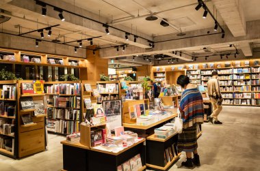 Ünlü Tsutaya Kitapevi 'nin içi