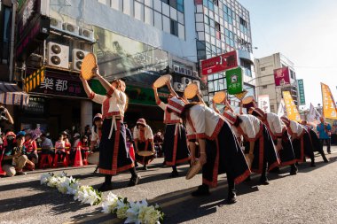 Puli karnavalında insanlar geçit yapıyor.