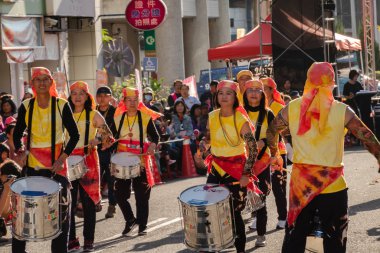 Puli karnavalında insanlar geçit yapıyor.