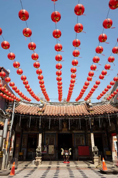 Linternas rojas se cuelgan en el templo de Cheng huang — Foto de Stock