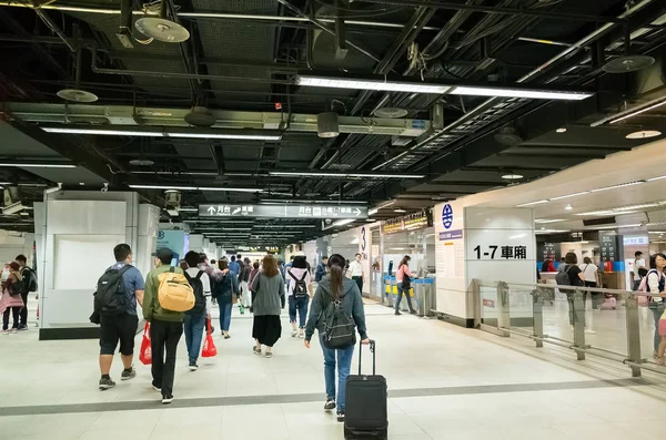 Pessoas na estação ferroviária — Fotografia de Stock