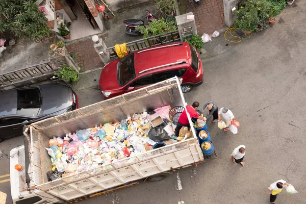 Weißer Recycling-LKW für die Sammlung von Wertstoffen in einem sma — Stockfoto