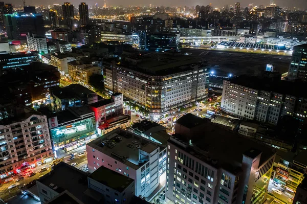 高層ビルやビルが立ち並ぶ夜景 — ストック写真