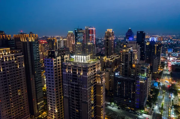 Nachtszene der Stadt Taichung mit Wolkenkratzern — Stockfoto