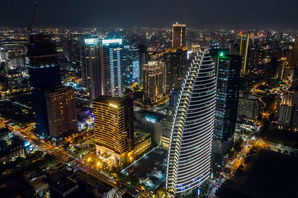 Nachtszene der Stadt Taichung mit Wolkenkratzern — Stockfoto