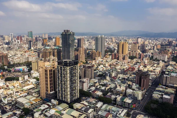 Paisaje urbano de Taichung ciudad con rascacielos y cielo azul — Foto de Stock