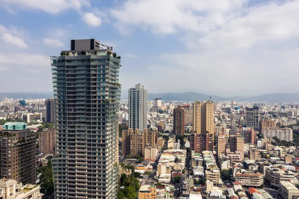 Paisaje urbano de Taichung ciudad con rascacielos y cielo azul — Foto de Stock