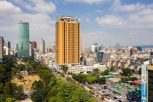 Paisaje urbano de Taichung ciudad con rascacielos y cielo azul —  Fotos de Stock