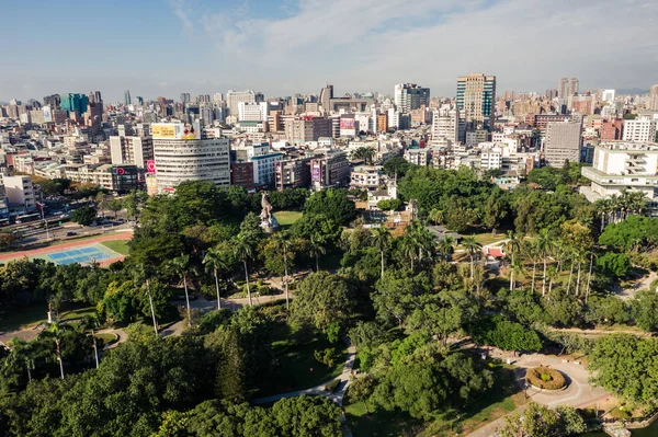 Paesaggio urbano con alberi nel Parco Taichung — Foto Stock