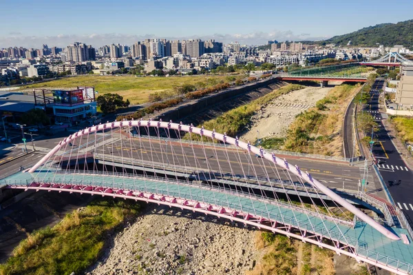 Widok z lotu ptaka na nowoczesny most w Taichung City — Zdjęcie stockowe