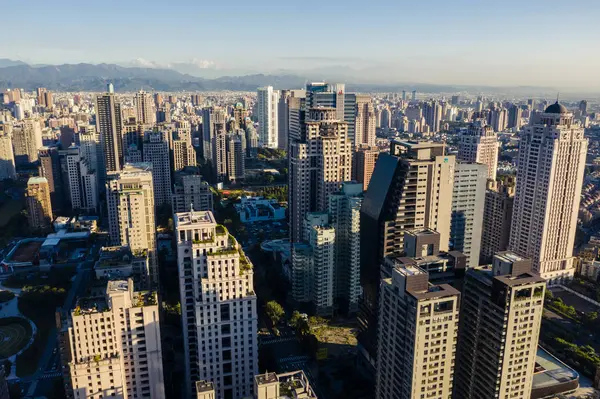 Stadtbild der Stadt Taichung mit Wolkenkratzern und Gebäuden — Stockfoto
