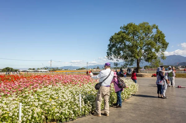 Touristen und Blumen beim xinshe Blumenfest — Stockfoto