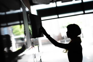 Kadın bir kilit aç.