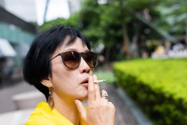 Kadın halkta sigara içiyor