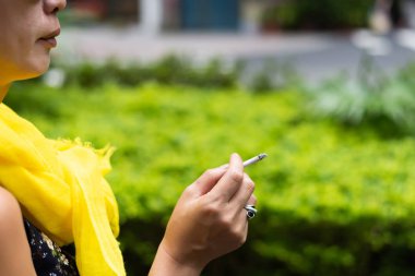 Kadın halkta sigara içiyor