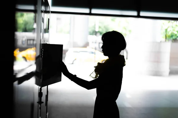 Woman open a locke — Stock Photo, Image