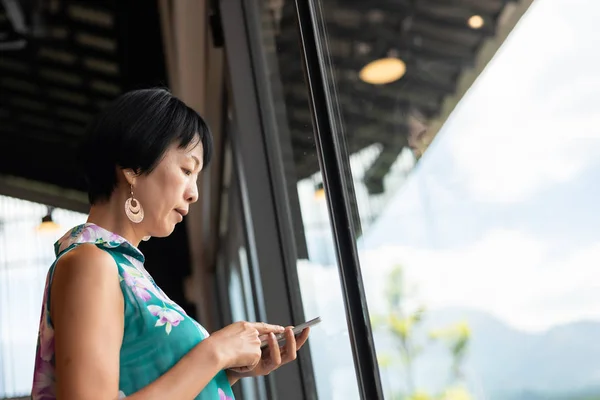 Kvinna som använder smartphone i ett kafé — Stockfoto
