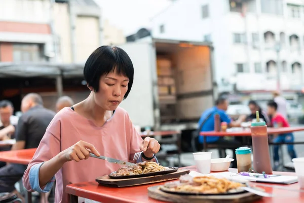 Woman eat Taiwanese night market steak — ストック写真
