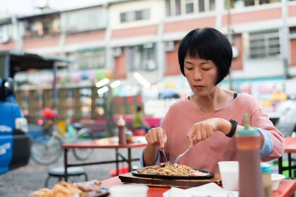 女人吃台湾夜市牛排 — 图库照片